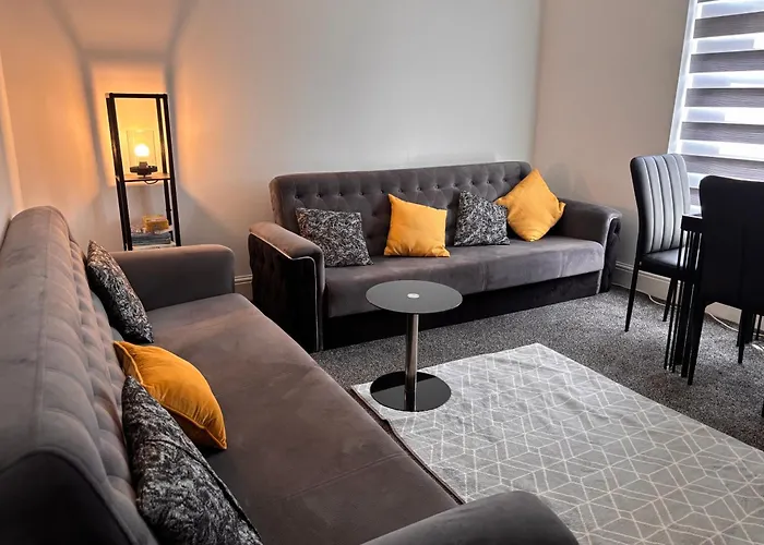 1 Bedroom Flat - Airport - 7 Mins To Man - Staycations & Business Stays!